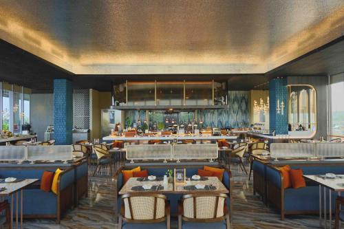 Una representación de un restaurante con mesas y sillas. en Oakwood Hotel & Apartments Grand Batam, en Nagoya