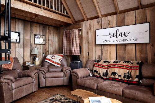 Posezení v ubytování Rustic-Modern Chalet w/ Fire Pit, Deck & Views in Slanesville, WV