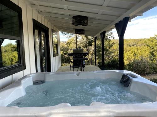 Foto sihtkohas Woodcreek asuva majutusasutuse The Ultimate Romantic Getaway: Charming Cabin with a Hot Tub in Wimberley, Texas galeriist