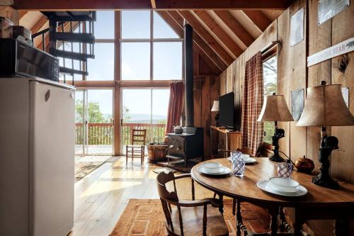 Posezení v ubytování Rustic-Modern Chalet w/ Fire Pit, Deck & Views in Slanesville, WV