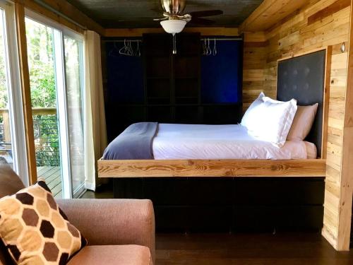 Katil atau katil-katil dalam bilik di Charming Eco-Friendly Container for Glamping Getaway in the Blue Ridge Mountains, Georgia