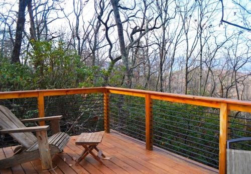 Μπαλκόνι ή βεράντα στο Charming Eco-Friendly Container for Glamping Getaway in the Blue Ridge Mountains, Georgia