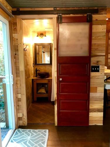 Η κουζίνα ή μικρή κουζίνα στο Charming Eco-Friendly Container for Glamping Getaway in the Blue Ridge Mountains, Georgia