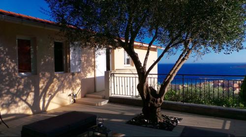 MINI-VILLA "SEAVIEWS BY JENNI MENTON" Calme,vue féérique,immense terrasse et parking privé à 5 minutes du coeur de ville