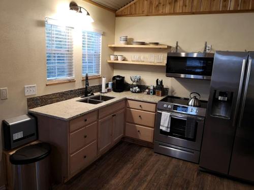 Gallery image of Sunflower - Hot Tub on porch, Granbury, TX in Tolar