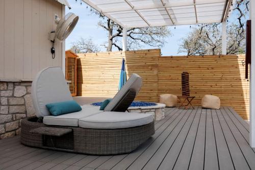 Fotografie z fotogalerie ubytování Secluded Luxury Couples Cabin with a Sauna and a Pool, Perfect for a Romantic Weekend in Texas Hill Country v destinaci Woodcreek