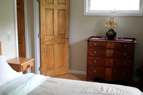 Ένα ή περισσότερα κρεβάτια σε δωμάτιο στο Family-Friendly Cabin Rental with Spacious Deck in Pittsfield, New Hampshire