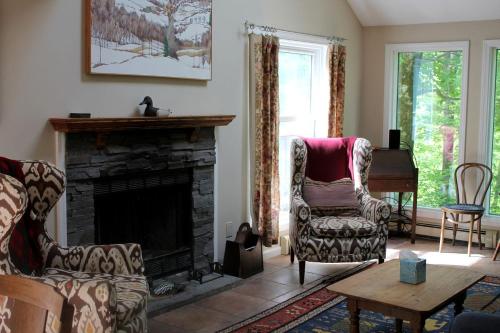 Χώρος καθιστικού στο Family-Friendly Cabin Rental with Spacious Deck in Pittsfield, New Hampshire