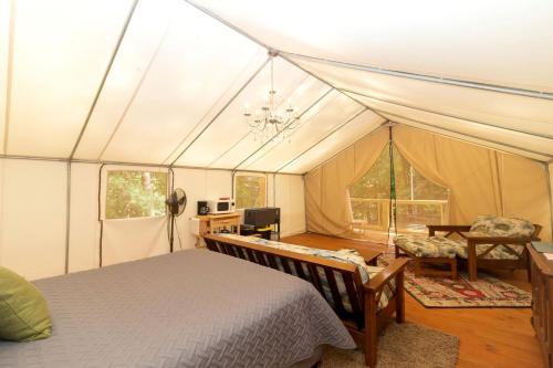 Φωτογραφία από το άλμπουμ του Charming Copperhill Accommodation Ideal for Glamping in Tennessee σε Copperhill