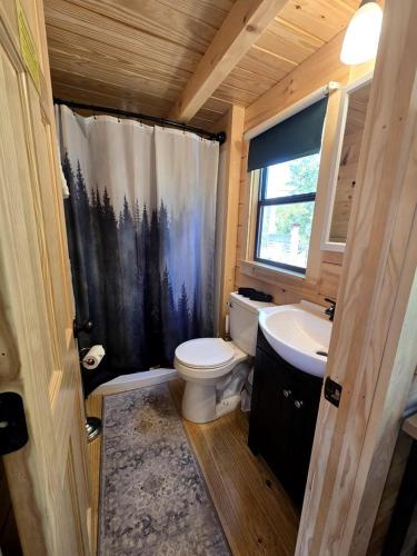 Ένα μπάνιο στο Incredible Modern Tiny Log Cabin near the Ammonoosuc River for a Romantic Getaway in New Hampshire