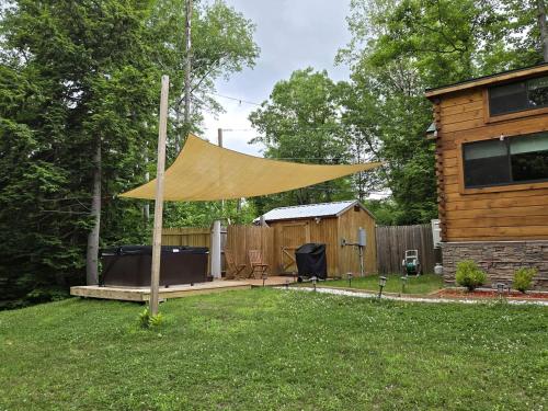 Κήπος έξω από το Incredible Modern Tiny Log Cabin near the Ammonoosuc River for a Romantic Getaway in New Hampshire