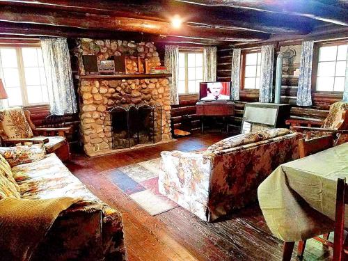 Ruang duduk di Spacious Family-Friendly Log Cabin with Lake Views near Cadillac, Michigan