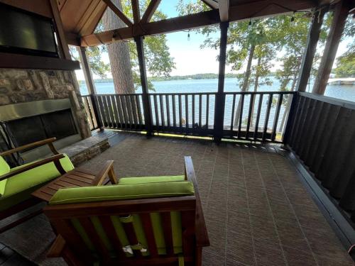 Balkoni atau teres di Peaceful Lakefront Tiny Cabin Nestled in the Sabine National Forest for a Romantic Escape in Hemphill, Texas