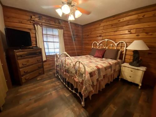 Postel nebo postele na pokoji v ubytování Rustic Log Cabin Rental near Chattahoochee National Forest, Georgia