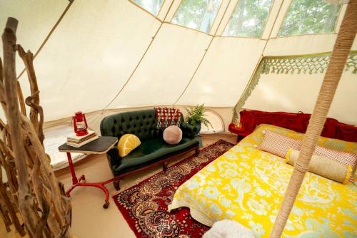 Imagen de la galería de Unique Cozy Bell Tent with Wooden Deck in New York, en Roxbury