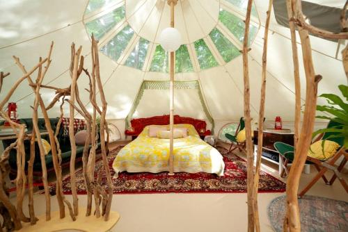 Imagen de la galería de Unique Cozy Bell Tent with Wooden Deck in New York, en Roxbury