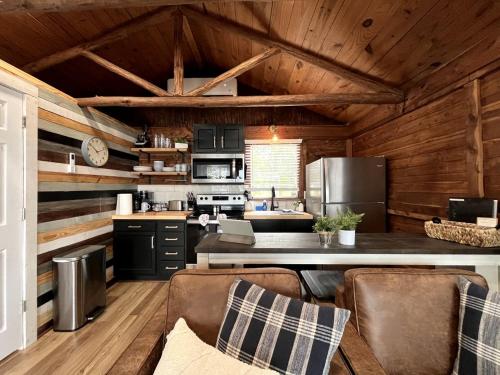 Dapur atau dapur kecil di Rustic Waterfront Cabin on Toledo Bend Lake for an Unforgettable Getaway in Nature in Hemphill, Texas