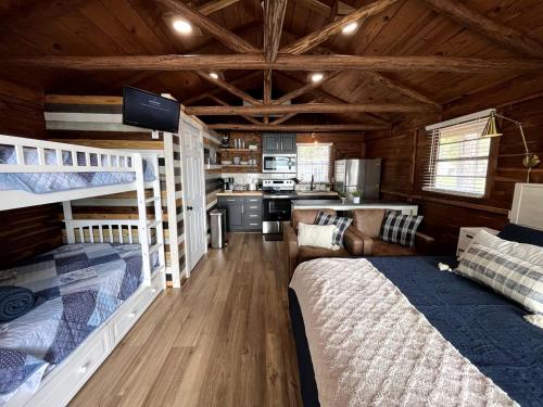 Ruang duduk di Rustic Waterfront Cabin on Toledo Bend Lake for an Unforgettable Getaway in Nature in Hemphill, Texas