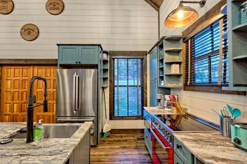 Η κουζίνα ή μικρή κουζίνα στο Luxurious Cottage Rental for an Amazing Family Getaway in Georgia