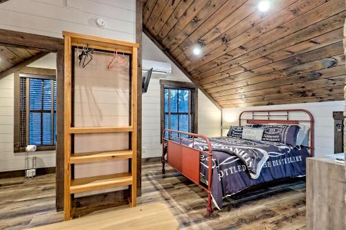 Ένα ή περισσότερα κρεβάτια σε δωμάτιο στο Luxurious Cottage Rental for an Amazing Family Getaway in Georgia