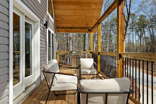 Μπαλκόνι ή βεράντα στο Spacious Family Cabin with Lake Hartwell Access in Westminster, South Carolina