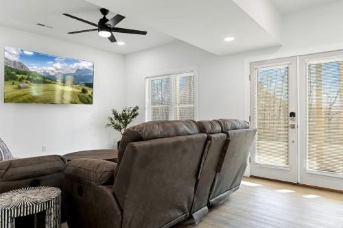 Χώρος καθιστικού στο Spacious Family Cabin with Lake Hartwell Access in Westminster, South Carolina