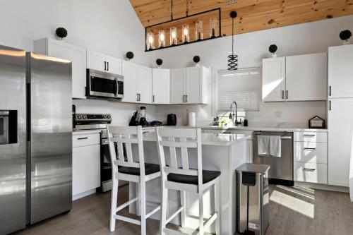 Η κουζίνα ή μικρή κουζίνα στο Spacious Family Cabin with Lake Hartwell Access in Westminster, South Carolina