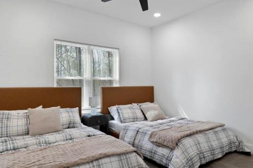 Ένα ή περισσότερα κρεβάτια σε δωμάτιο στο Spacious Family Cabin with Lake Hartwell Access in Westminster, South Carolina