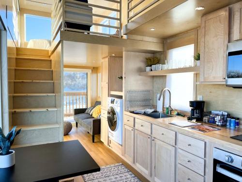 Dapur atau dapur kecil di Amazing Airstream in Grand Junction for Unforgettable Family Glamping Getaways in Colorado