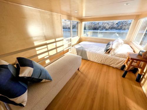 Katil atau katil-katil dalam bilik di Amazing Airstream in Grand Junction for Unforgettable Family Glamping Getaways in Colorado