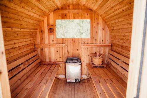 Φωτογραφία από το άλμπουμ του Idyllic Safari Tent Lovely for a Romantic Escape in Kentucky σε Cadiz