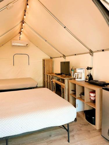 Η κουζίνα ή μικρή κουζίνα στο Relaxing Nature Escape to a Riverside Paradise: Luxury Glamping in a Safari Tent near Kingsbury, Texas