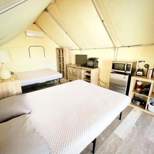 Η κουζίνα ή μικρή κουζίνα στο Relaxing Nature Escape to a Riverside Paradise: Luxury Glamping in a Safari Tent near Kingsbury, Texas