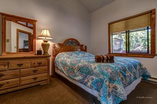 Un pat sau paturi într-o cameră la Private Cabin Rental with Wood-Burning Fireplace in Canadensis, Pennsylvania