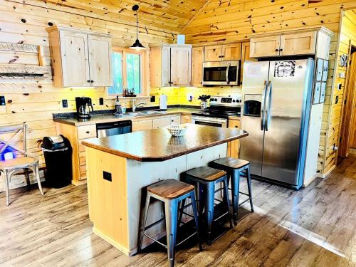 Kuchyň nebo kuchyňský kout v ubytování Cozy Lakefront Retreat with Game Room, Outdoor Living and Dock in Wisconsin