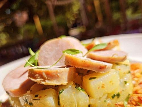 Makanan di atau berdekatan hotel