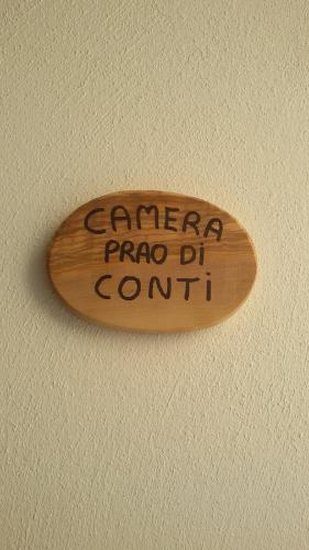 a wooden sign that says camera tripod durunit on a wall at Agriturismo Nonni Devia in Lucinasco