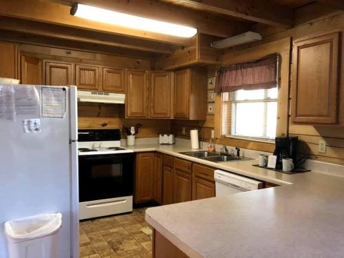 Dapur atau dapur kecil di Spacious Cabin Rental with Forest Views near Charleston, West Virginia