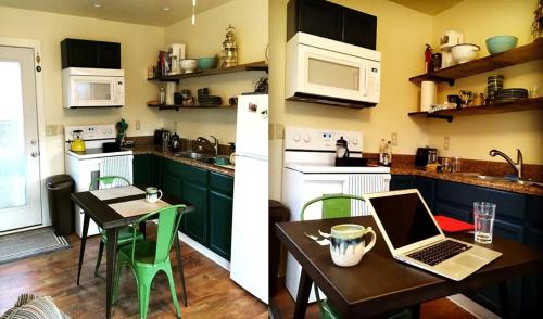 Η κουζίνα ή μικρή κουζίνα στο Cozy Cabin in the Idyllic Blue Ridge Mountains, Virginia