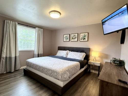 Postel nebo postele na pokoji v ubytování Splendid Cabin with Fire it and Backyard in NC