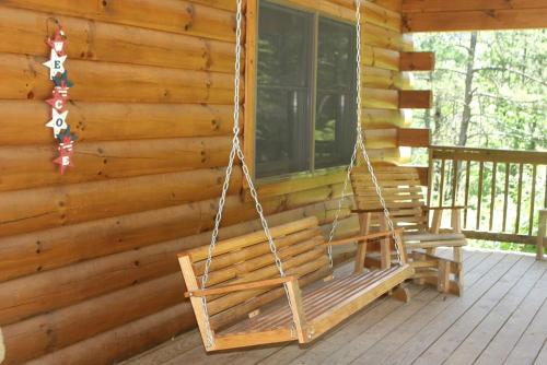 Balkón nebo terasa v ubytování Charming Cabin Rental with a Hot Tub and Fireplace in the Smoky Mountains