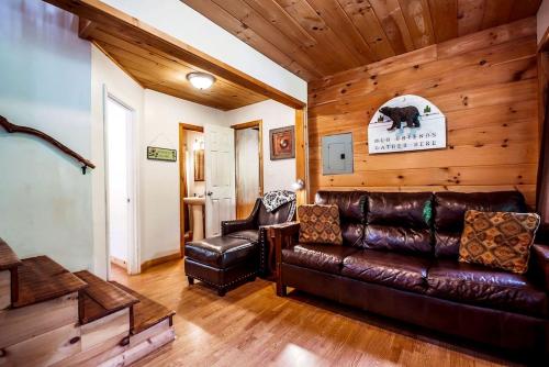 Posezení v ubytování Secluded Pet Friendly Wooden Cabin with Sauna, Hot-tub and Pool Table in Cleveland, Georgia