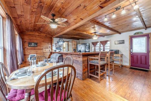 Fotografie z fotogalerie ubytování Secluded Pet Friendly Wooden Cabin with Sauna, Hot-tub and Pool Table in Cleveland, Georgia v destinaci Kinseytown