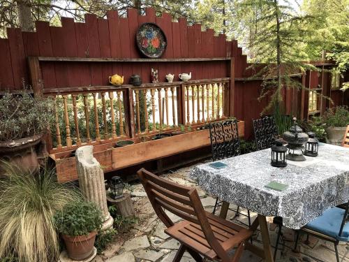 Un patio con mesa y sillas y una valla. en Idyllic Cabin for Rent near Two National Forests in Pinehurst, California, en Pinehurst