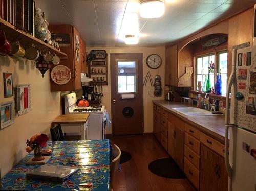 cocina con encimera, fregadero y mesa en Idyllic Cabin for Rent near Two National Forests in Pinehurst, California, en Pinehurst