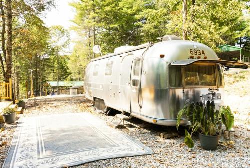Gallery image of Beautiful Airstream with Outdoor Picnic Area and Fire Pit in North Carolina in Turtletown