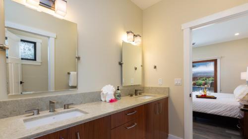 ISLAND SEABATICAL Restful 3BR Ainamalu Home with Private Poolにあるバスルーム