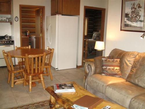 Posezení v ubytování Relaxing Glamping Vacation: Fantastic Log Cabin with a Hot Tub in Darby, MT