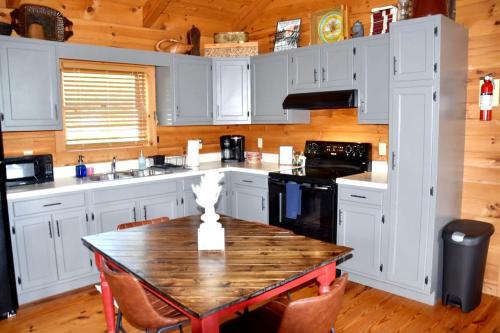 Gallery image of Pet-Friendly Cabin Near Great Smoky Mountains, Tennessee in Sunshine