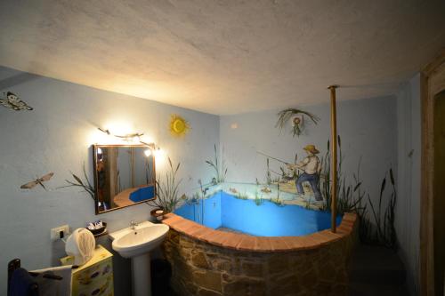 レカナーティにあるVilla Scuderiのバスルーム(大型バスタブ、シンク付)